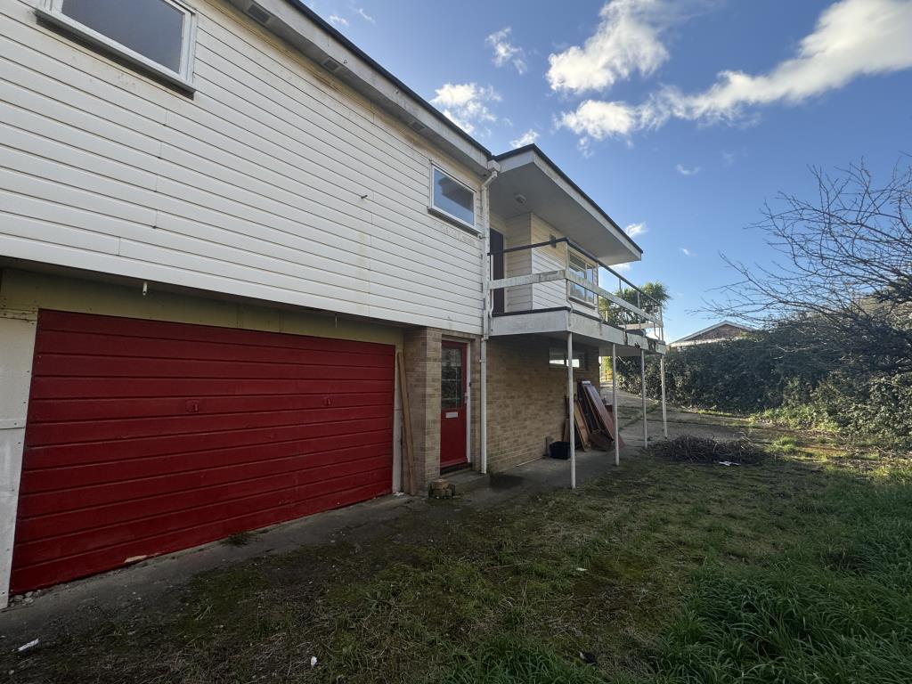 Lot: 166 - DETACHED HOUSE FOR IMPROVEMENT WITH SEA VIEWS IN A POPULAR CUL-DE-SAC LOCATION - Side View Looking Towards the Front
